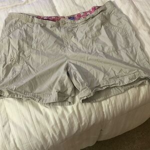 I ZOD women’s size 20 waist cargo tan shorts. Large pockets.